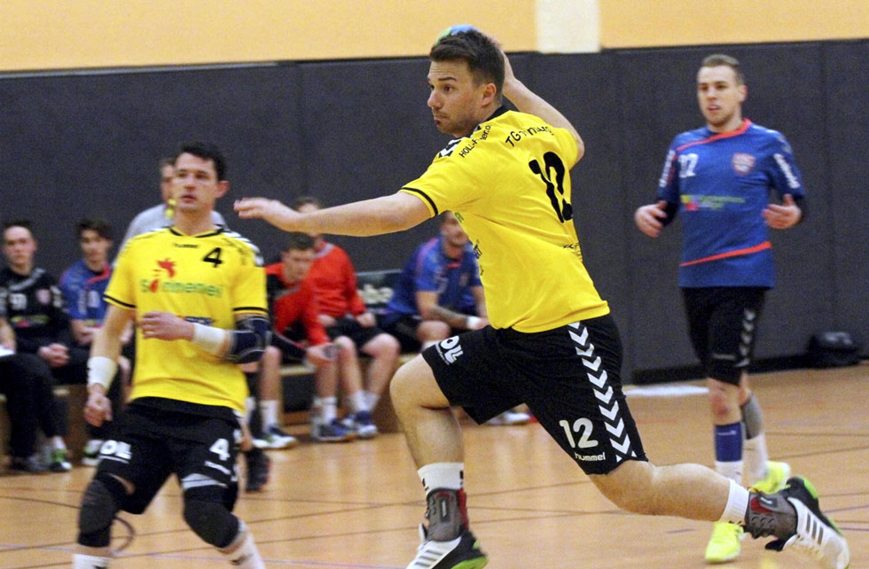 Der Rotenburger Siegtorschütze nimmt den Kasten der Gäste ins Visier: Simon Golkowski traf Sekunden vor Schluss - mit etwas Glück - zum 27:26-Endstand ins Netz der HSG Fuldatal/Wolfsanger.© Walger