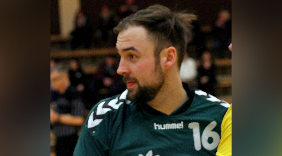 Begehrte Aufklärung - und bekam sie: TGR-Torwart Tomas Pankiewicz, dem mit einem Fernwurf ein Tor gelungen war. Foto: Walger