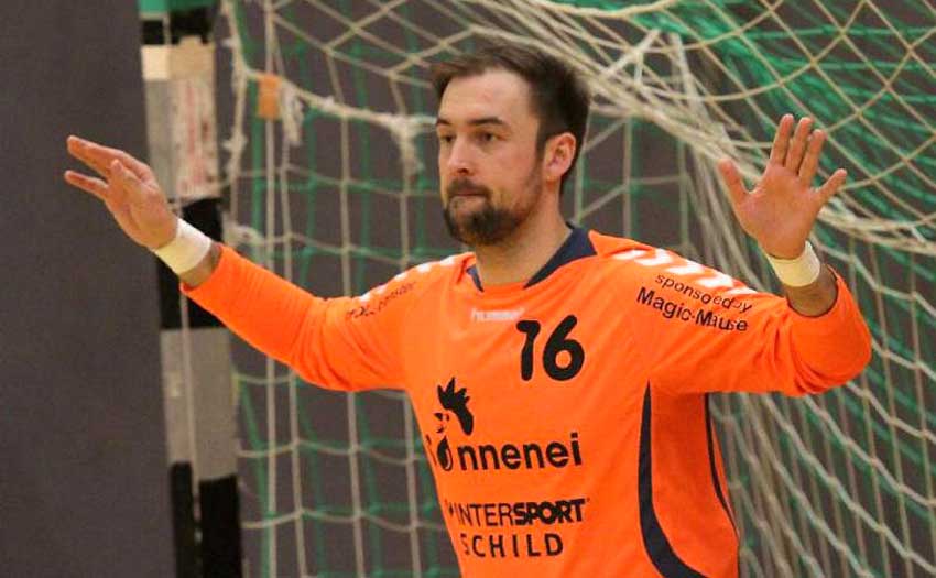 Tomas Pankiewicz: Er hatte gut begonnen, geriet dann in eine glücklose Phase, in der er von Florian Schmidt zwischen den Pfosten gut vertreten wurde, kam zurück und hielt den einen Punkt schließlich fest. Foto: Walger