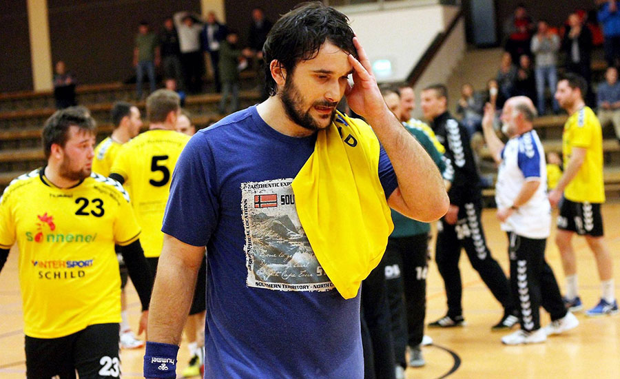 Zu müde zum Feiern: Während seine Kollegen sich nach dem Sieg im Hintergrund noch abklatschen, schleicht Tomislav Balic, der sich voll verausgabt hatte, schon mal sichtlich erschöpft zur Bank. Foto: Walger Zu müde zum Feiern: Während seine Kollegen sich nach dem Sieg im Hintergrund noch abklatschen, schleicht Tomislav Balic, der sich voll verausgabt hatte, schon mal sichtlich erschöpft zur Bank. Foto: Walger