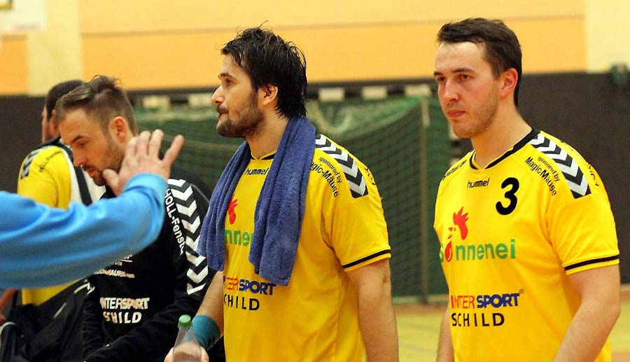 Leere Gesichter bei den Rotenburger Spielern: Die 20:29 Heimpleite hat Spuren hinterlassen. Torwart Tomas Pankiewicz, Tomislav Balic und Christian Eimer (von links) verlassen niedergechlagen das Spielfeld. Foto: Walger