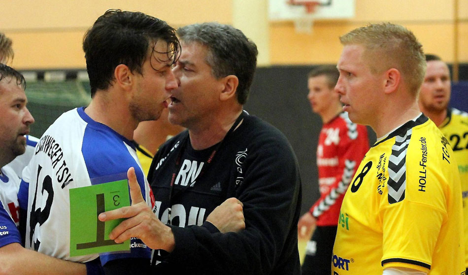 Abstiegskampf setzt Emotionen frei: Nach der ersten Partie in Rotenburg, die 26:26 endete, bekamen sich Eschweges Tomislav Zidar (links) und Martin Denk (rechts) in die Haare. TGR-Trainer Robert Nolte (Mitte) musste schlichten. Foto: Walger