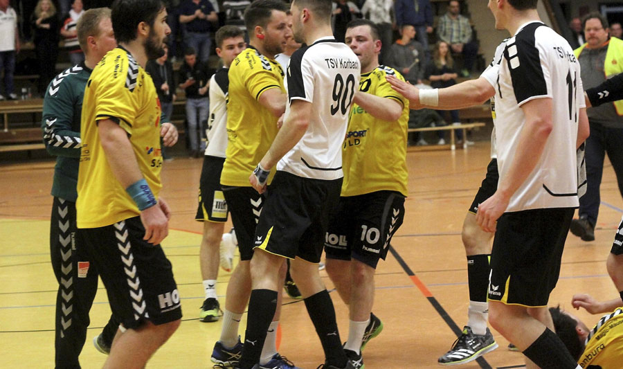 Tumulte in der Schlussminute: Der Rotenburger Christian Eimer - rechts unten am Bildrand - liegt noch am Boden. Foto: Walger