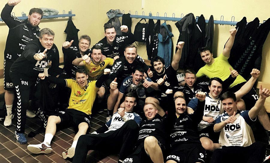 Daumen hoch: Die Rotenburger feiern in der Kabine ihren hart erkämpften und so wichtigen 28:27- Heimsieg über die HSG Hofgeismar/Grebenstein. Foto: nh Daumen hoch: Die Rotenburger feiern in der Kabine ihren hart erkämpften und so wichtigen 28:27- Heimsieg über die HSG Hofgeismar/Grebenstein. Foto: nh