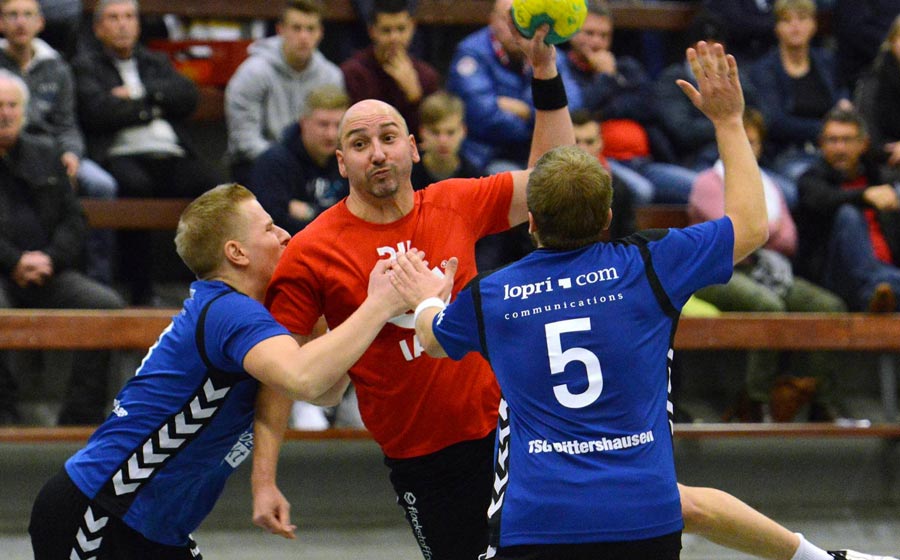 Der Denker und Lenker des Tabellendritten Wehlheiden: Dino Duketis, hier am Ball, mit dessen Vater Iljo Rotenburgs Trainer Robert Noll als ganz junger Mann schon in einer Mannschaft gespielt hat. Foto: Malmus Der Denker und Lenker des Tabellendritten Wehlheiden: Dino Duketis, hier am Ball, mit dessen Vater Iljo Rotenburgs Trainer Robert Noll als ganz junger Mann schon in einer Mannschaft gespielt hat. Foto: Malmus