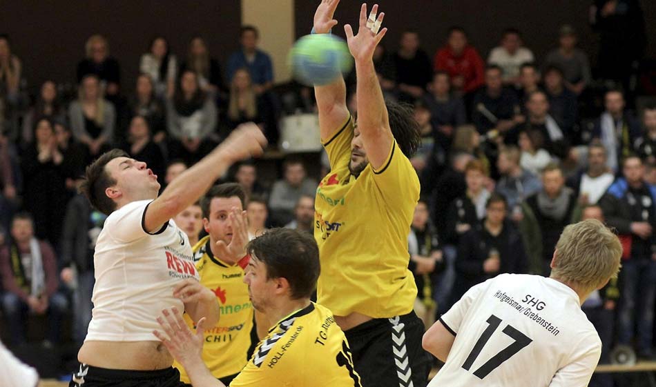 Rotenburgs Tomislav Balic baut sich in der Abwehr auf – Szene aus dem Spiel der TGR gegen Hofgeismar/Grebenstein (28:27), das nun wohl doch nicht wiederholt wird. Foto: Walger