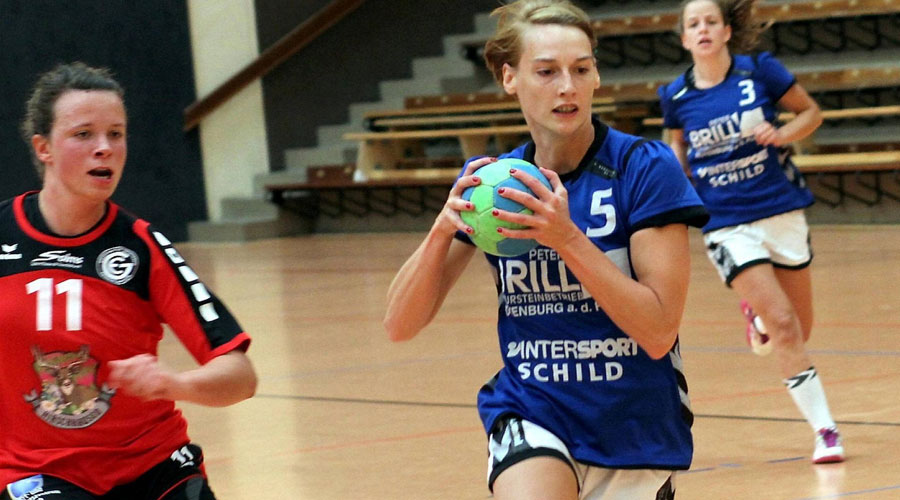 Ihr Comeback steht an: Jenny Werner, hier am Ball, ist Mutter geworden und will nun wieder Handball spielen. Der Gegner auf diesem Bild und am Samstag heißt Eintracht Baunatal. Foto: Walger Ihr Comeback steht an: Jenny Werner, hier am Ball, ist Mutter geworden und will nun wieder Handball spielen. Der Gegner auf diesem Bild und am Samstag heißt Eintracht Baunatal. Foto: Walger