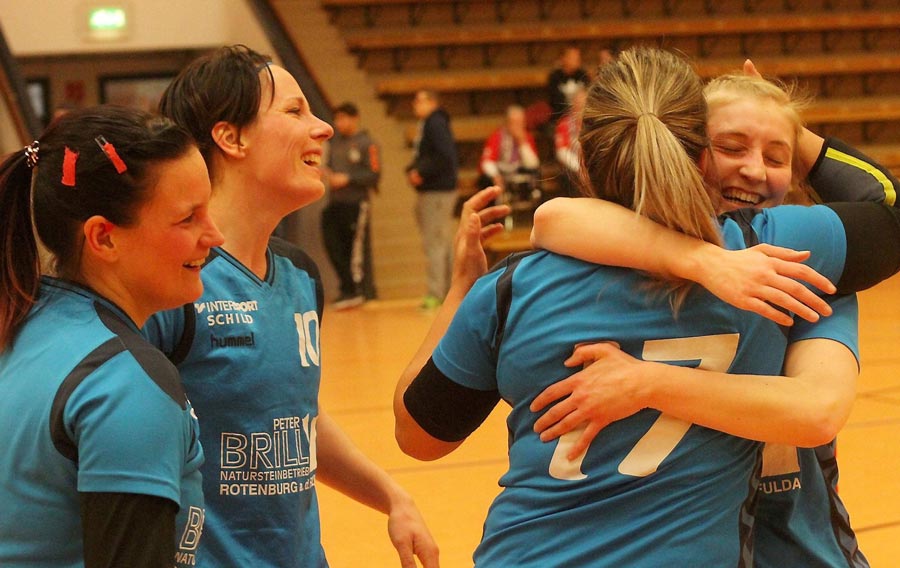 Freude und Erleichterung stehen den Spielerinnen ins Gesicht geschrieben: Johanna Drewer, Anette Lusky, Simone Larsen Poulsen und Luca Mäusgeier (von links) bejubeln ihren so wichtigen Heimsieg. © Walger Freude und Erleichterung stehen den Spielerinnen ins Gesicht geschrieben: Johanna Drewer, Anette Lusky, Simone Larsen Poulsen und Luca Mäusgeier (von links) bejubeln ihren so wichtigen Heimsieg. © Walger