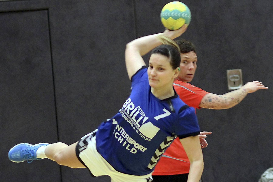 Johanna Drewer springt und zieht ab: Die Spielerin der FSG Waldhessen traf bei der 24:27-Niederlage in Baunatal dreimal. Archiv-Foto: Walger / HNA Johanna Drewer springt und zieht ab: Die Spielerin der FSG Waldhessen traf bei der 24:27-Niederlage in Baunatal dreimal. Archiv-Foto: Walger / HNA