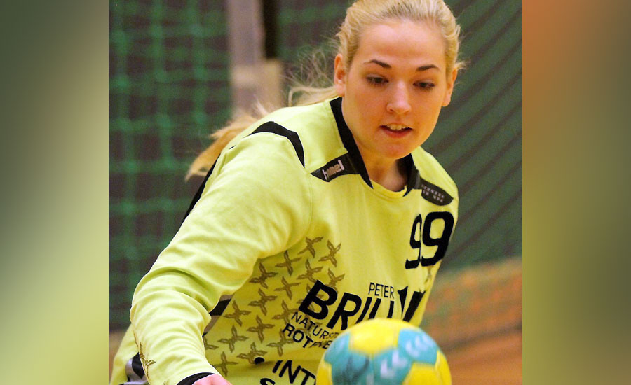Den Ball nicht aus den Augen lassen: Das beherzigt hier FSG-Torfrau Laura Weidemann. Auch auf eine gute Leistung der Keeperinnen wird es gegen Wesertal ankommen. © Walger Den Ball nicht aus den Augen lassen: Das beherzigt hier FSG-Torfrau Laura Weidemann. Auch auf eine gute Leistung der Keeperinnen wird es gegen Wesertal ankommen. © Walger