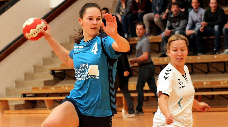 Sie ist wieder fit: Nika Rollmann, Linksaußen der FSG Waldhessen, die hier gegen Waldau zum Wurf ansetzt. Foto: Walger Sie ist wieder fit: Nika Rollmann, Linksaußen der FSG Waldhessen, die hier gegen Waldau zum Wurf ansetzt. Foto: Walger