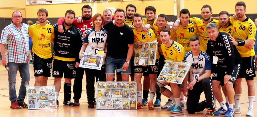 Ein Quartett sagt Tschüss: Abschied vom Landesligateam der TG Rotenburg nahmen am Samstag vor dem Heimspiel gegen Hersfeld (vordere Reihe, Bildmitte, von links) Physiotherapeutin Vanessa Gliem sowie Daniel Holl, Stefan Ebenhoch und Christian Eimer. Die Verantwortlichen des Klubs hoffen, dass die drei Spieler in der kommenden Saison zumindest gelegentlich mal im Trikot der zweiten Manschaft zu sehen sein werden. © Thomas Walger