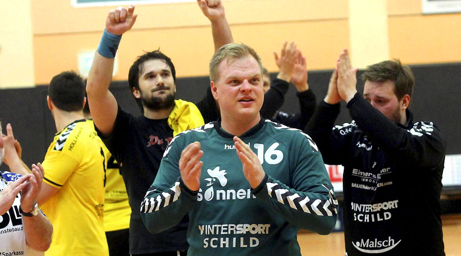 Er soll es im Kasten richten: Alexander Dick (grünes Trikot) soll seinen Vorderleuten ein Rückhalt sein. Seine Torwart-Kollegen Tomas Pankiewicz und Florian Schmitt sind noch verletzt. Bild: HNA / Walger