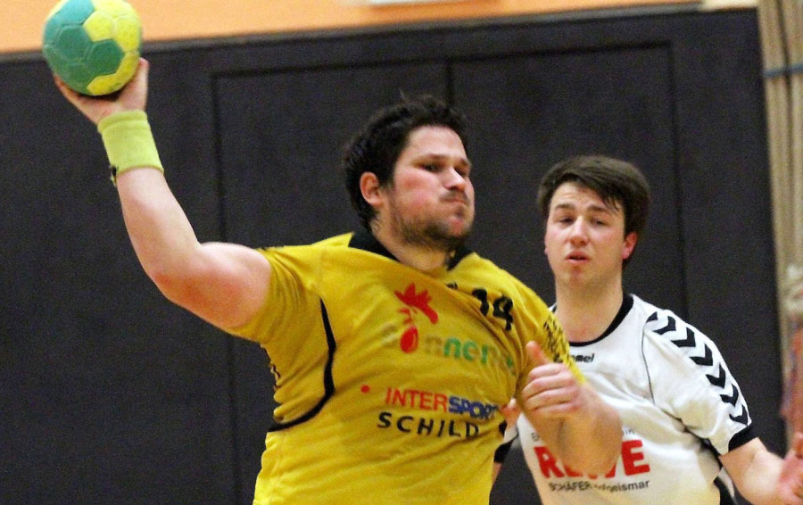 Er präsentiert sich momentan in Topform: TG Rotenburgs Distanzschütze Boze Balic, der hier zum Wurf ansetzt, steuerte gegen die HSG Hofgeismar/Grebenstein sechs Treffer zum souveränen Heimsieg bei. Foto: Hauptmann Er präsentiert sich momentan in Topform: TG Rotenburgs Distanzschütze Boze Balic, der hier zum Wurf ansetzt, steuerte gegen die HSG Hofgeismar/Grebenstein sechs Treffer zum souveränen Heimsieg bei. Foto: Hauptmann