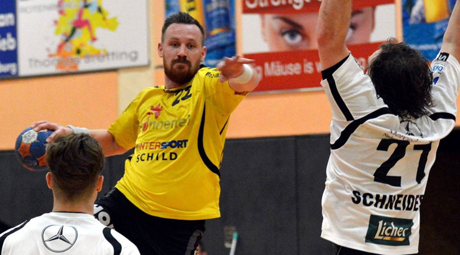 Im Anflug auf seinen früheren Klub: Daniel Holl vor zwei Jahren im Benefizspiel gegen den Bundesligisten MT Melsungen. Hier stellen sich ihm Golla (links) und Schneider in den Weg.© Walger Im Anflug auf seinen früheren Klub: Daniel Holl vor zwei Jahren im Benefizspiel gegen den Bundesligisten MT Melsungen. Hier stellen sich ihm Golla (links) und Schneider in den Weg.© Walger