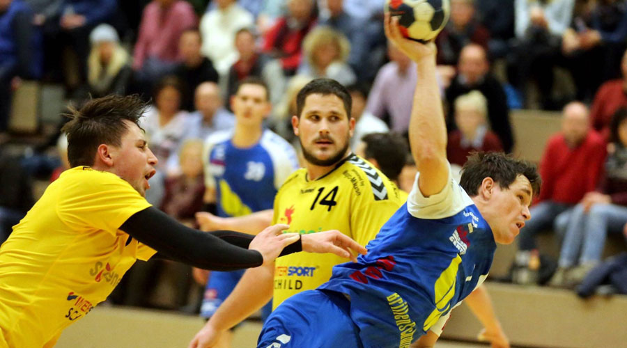 Vergebliche Mühe: TG Rotenburgs Jendrik Janotta (links) kann in dieser Szene Hersfelds elffachen Torschützen Marco Kemmerzell nicht am Abschluss hindern. Kemmerzell glänzte auch als Vorbereiter. Foto: Eyert Vergebliche Mühe: TG Rotenburgs Jendrik Janotta (links) kann in dieser Szene Hersfelds elffachen Torschützen Marco Kemmerzell nicht am Abschluss hindern. Kemmerzell glänzte auch als Vorbereiter. Foto: Eyert