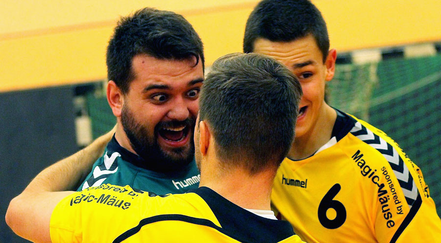 Die Augen vor lauter Glück weit aufgerissen: Drazen Cica, Rotenburgs Keeper und Matchwinner, nimmt die verdienten Glückwünsche von Martin Harbusch und Nils Gerlich (rechts) mit wildem Blick gerne entgegen. Foto: Walger Die Augen vor lauter Glück weit aufgerissen: Drazen Cica, Rotenburgs Keeper und Matchwinner, nimmt die verdienten Glückwünsche von Martin Harbusch und Nils Gerlich (rechts) mit wildem Blick gerne entgegen. Foto: Walger
