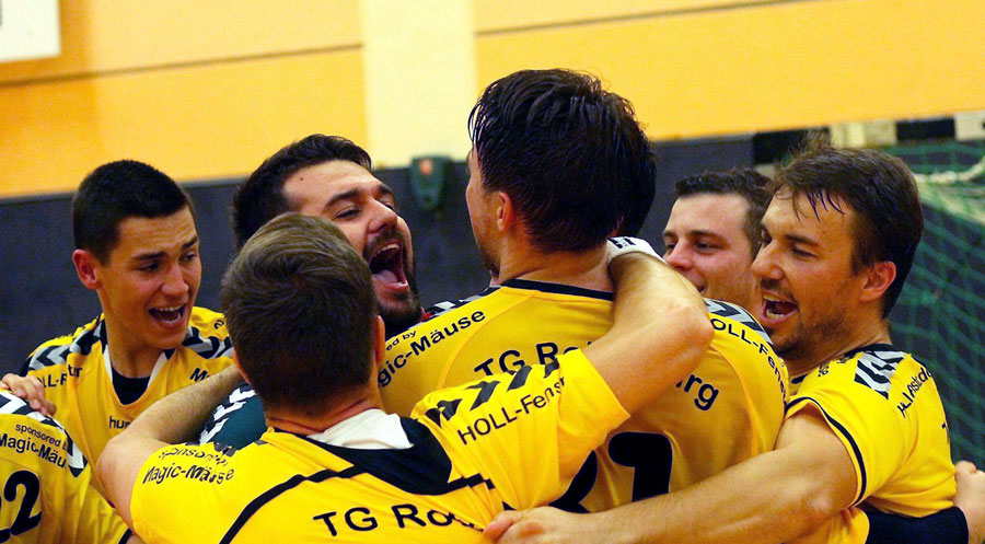 Zu gerne würde er sich am Sonntag wieder feiern lassen: TGR-Torwart Drazen Cica (grünes Trikot) inmitten seiner Kollegen, nachdem er im Hinspiel gegen Körle/Guxhagen in letzter Sekunde den Sieg gerettet hatte. Foto: Walger