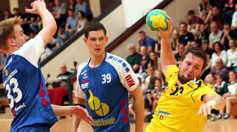 Er wühlte sich immer wieder durch: TGR-Kreisläufer Jan-Oliver Holl ackerte bis zur letzten Minute und agierte sehr effektiv. Hier können ihm die Hersfelder Fynn Reinhardt, Andreas Krause und Mark Petersen (von links) nur hinterherschauen. Foto: Walger© Thomas Walger/HNA