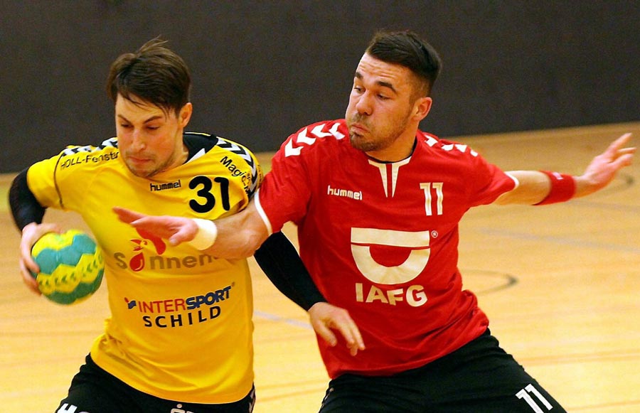 Er war am Samstag der Kopf der Mannschaft: Jendrik Janotta führte bei der TGR klug Regie , war torgefährlich und behauptet hier den Ball gegen Wehlheidens Jonas Kutzner. © Walger Er war am Samstag der Kopf der Mannschaft: Jendrik Janotta führte bei der TGR klug Regie , war torgefährlich und behauptet hier den Ball gegen Wehlheidens Jonas Kutzner. © Walger