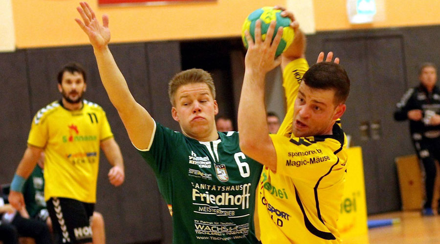 Gleich schlägt es wieder ein: Der überragende Rotenburger Phillip Debus hat sich hier mal wieder am Kreis durchgesetzt. Twistetals Siebenmeter-Spezialist Johannes Happe, dem zwölf Sekunden vor Schluss der 31:31-Ausgleich gelang, kommt zu spät.© Walger