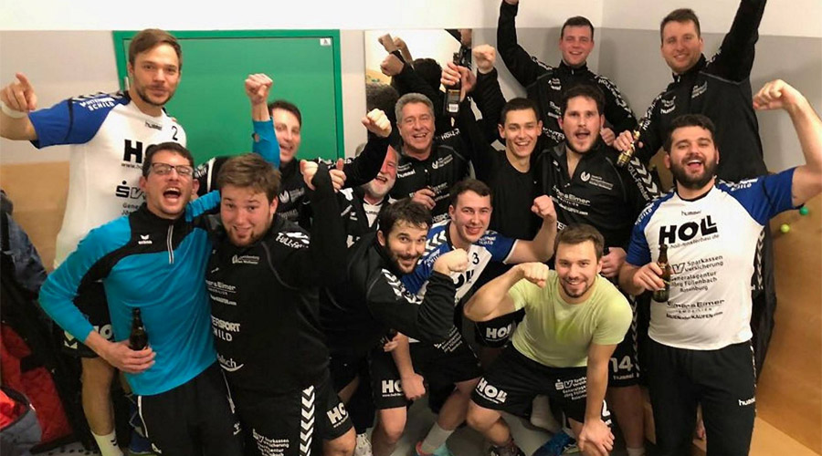 Da darf man sich ruhig mal selbst feiern: Die TGR-Handballer haben die Hürde in Baunatal nach einer formidablen Leistung genommen und lassen ihrer Freude darüber in der Kabine freien Lauf. Da darf man sich ruhig mal selbst feiern: Die TGR-Handballer haben die Hürde in Baunatal nach einer formidablen Leistung genommen und lassen ihrer Freude darüber in der Kabine freien Lauf.