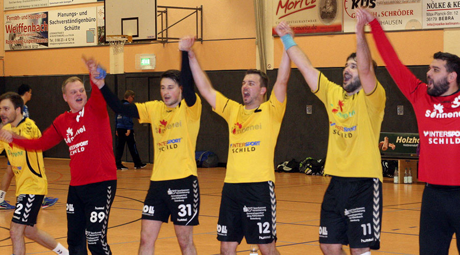 So jubeln Sieger: die Rotenburger (von links) Martin Harbusch, Alexander Dick, Jendrik Janotta, Simon Golkowski, Tomislav Balic und Drazen Cica nach der Schlusssirene.© Henkel