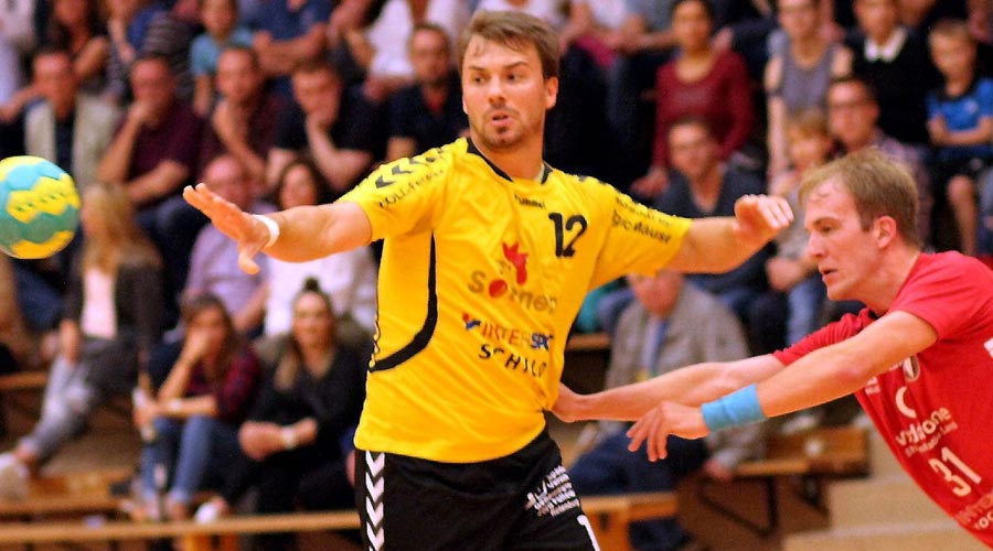 Er geht voran bei der TGR und soll das auch in Grebenstein tun: Simon Golkowski (gelbes Trikot), der längst eine Führungsrolle im Team übernommen hat und immer wieder durch Leistung überzeugt - auch wenn es machmal hier und dort zwickt. Foto: Walger Er geht voran bei der TGR und soll das auch in Grebenstein tun: Simon Golkowski (gelbes Trikot), der längst eine Führungsrolle im Team übernommen hat und immer wieder durch Leistung überzeugt - auch wenn es machmal hier und dort zwickt. Foto: Walger