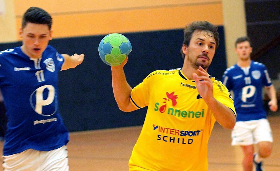 Er drehte nach dem Wechel mächtig auf: TG Rotenburgs Linksaußen Simon Golkowski . Hier schließt er einen Konter erfolgreich ab.© Foto: Walger Er drehte nach dem Wechel mächtig auf: TG Rotenburgs Linksaußen Simon Golkowski . Hier schließt er einen Konter erfolgreich ab.© Foto: Walger