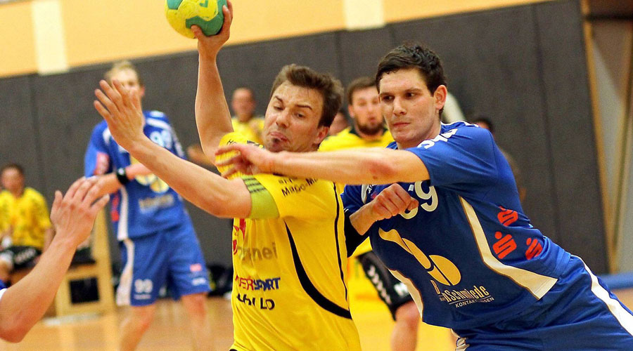 Keine Geschenke: Hersfelds Andreas Krause (in Blau) greift den Rotenburger Simon Golkowski an, um ihn am Wurf zu hindern. Foto: Walger Keine Geschenke: Hersfelds Andreas Krause (in Blau) greift den Rotenburger Simon Golkowski an, um ihn am Wurf zu hindern. Foto: Walger