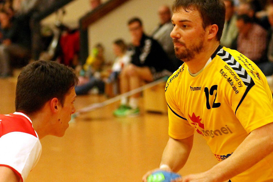 Auge in Auge: Gästespieler Sebastian Martin (links) schaut gebannt auf TGR-Linksaußen Simon Golkowski und wartet ab, was der wohl gleich mit dem Ball anstellt. Nun ja, oft genug ist dem Rotenburger genau das Richtige eingefallen. Er spielte eine brillante zweite Halbzeit.© Walger Auge in Auge: Gästespieler Sebastian Martin (links) schaut gebannt auf TGR-Linksaußen Simon Golkowski und wartet ab, was der wohl gleich mit dem Ball anstellt. Nun ja, oft genug ist dem Rotenburger genau das Richtige eingefallen. Er spielte eine brillante zweite Halbzeit.© Walger