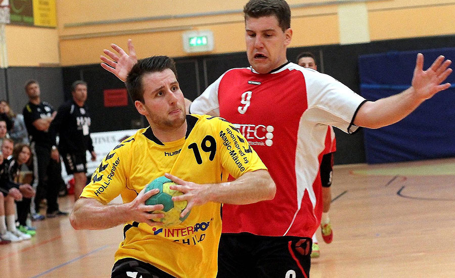 Auf dem Weg zum Tor: Rotenburgs Stefan Ebenhoch (gelbes Trikot) hat sich hier von Großenlüders wurfgewaltigem Rückraumschützen Benedikt Dimmerling nicht aufhalten lassen. Foto: Walger Auf dem Weg zum Tor: Rotenburgs Stefan Ebenhoch (gelbes Trikot) hat sich hier von Großenlüders wurfgewaltigem Rückraumschützen Benedikt Dimmerling nicht aufhalten lassen. Foto: Walger