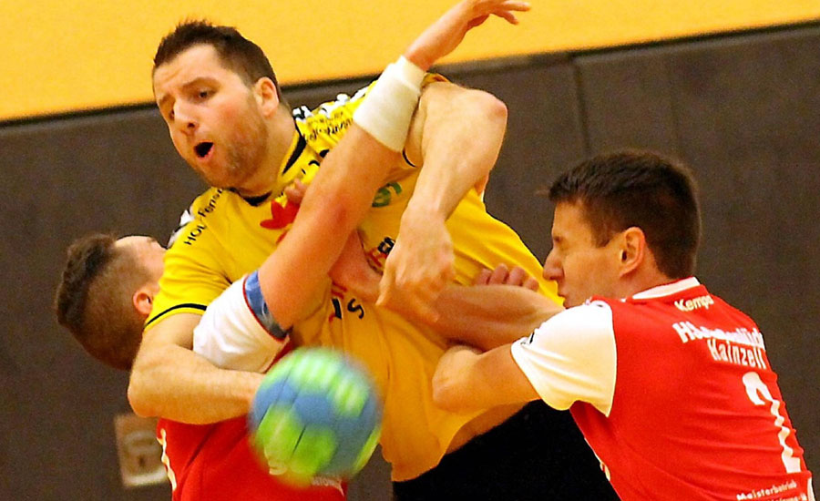 Unsanft gestoppt: TG Rotenburgs Halblinker Stefan Ebenhoch vor einer Woche im Heimspiel gegen die HSG Großenlüder/Hainzell. © Thomas Walger Unsanft gestoppt: TG Rotenburgs Halblinker Stefan Ebenhoch vor einer Woche im Heimspiel gegen die HSG Großenlüder/Hainzell. © Thomas Walger