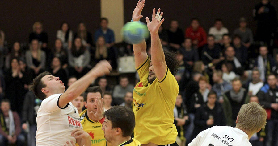 Das Heimspiel gegen Hofgeismar/Grebenstein dürfte wieder ein heiß umkämpftes werden: So wie das vor fast genau einem Jahr, in dem Rotenburgs Tomislav Balic in dieser Szene den Wurf blocken konnte. Foto: Walger Das Heimspiel gegen Hofgeismar/Grebenstein dürfte wieder ein heiß umkämpftes werden: So wie das vor fast genau einem Jahr, in dem Rotenburgs Tomislav Balic in dieser Szene den Wurf blocken konnte. Foto: Walger