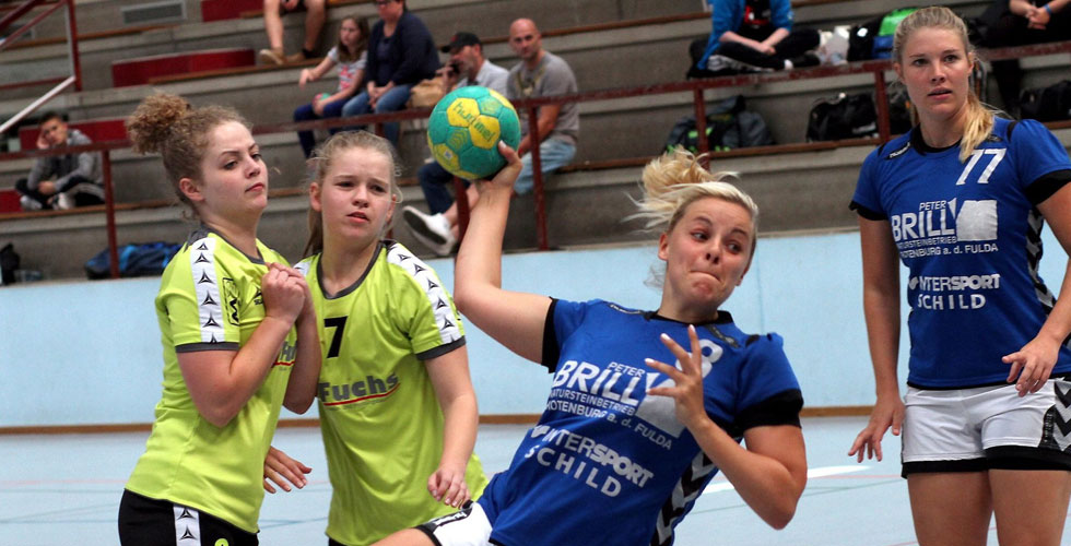 Nicht am Wurf zu hindern: Marina Denk im Spiel gegen die HSG Bad Wildungen. Da wirken die beiden Gegenspielerinnen im Hintergrund ziemlich hilflos. Foto: Walger Nicht am Wurf zu hindern: Marina Denk im Spiel gegen die HSG Bad Wildungen. Da wirken die beiden Gegenspielerinnen im Hintergrund ziemlich hilflos. Foto: Walger