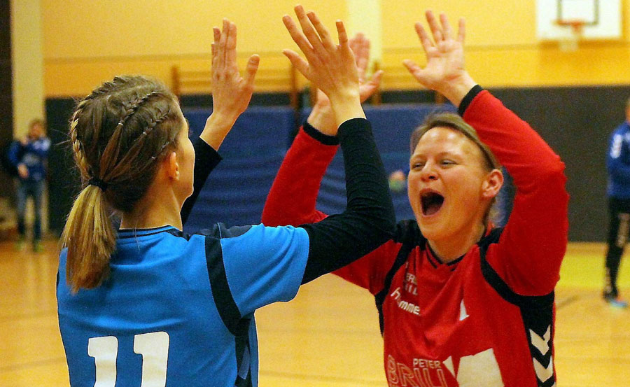 Ab sofort wieder im Team der FSG Waldhessen: Torfrau Bianca Bähr (rechts), die auf diesem ein Jahr alten Bild gemeinsam mit Alina Hollstein einen Sieg über Eintracht Baunatal bejubelt.© Thomas Walger Ab sofort wieder im Team der FSG Waldhessen: Torfrau Bianca Bähr (rechts), die auf diesem ein Jahr alten Bild gemeinsam mit Alina Hollstein einen Sieg über Eintracht Baunatal bejubelt.© Thomas Walger