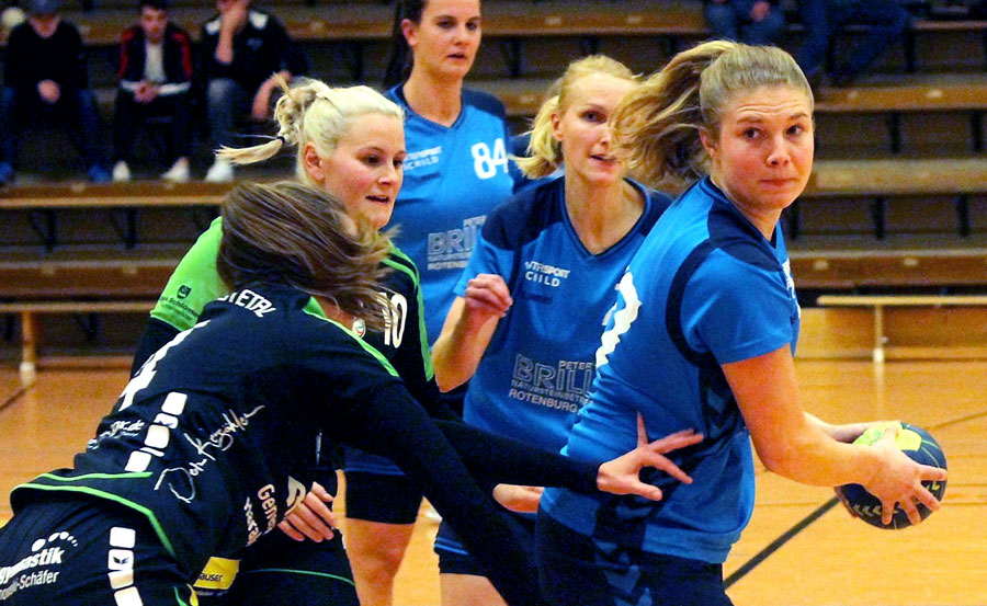 Da geht die Post ab: Inken Niebuhr (am Ball) leitet einen erfolgreichen Konter für die Waldhessinnen ein, die eine deutliche Leistungssteigerung offenbarten. © Thomas Walger Da geht die Post ab: Inken Niebuhr (am Ball) leitet einen erfolgreichen Konter für die Waldhessinnen ein, die eine deutliche Leistungssteigerung offenbarten. © Thomas Walger