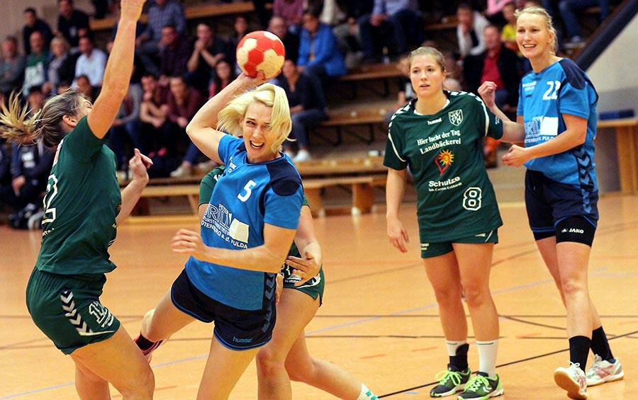 Schön freigespielt: Jennifer Malsch kommt am gegnerischen Kreis frei zum Wurf und gleicht für die FSG Waldhessen in der fünften Minute zum 3:3 aus. Später ließ sie noch das 14:13 folgen. Foto: Walger© Walger/HNA Schön freigespielt: Jennifer Malsch kommt am gegnerischen Kreis frei zum Wurf und gleicht für die FSG Waldhessen in der fünften Minute zum 3:3 aus. Später ließ sie noch das 14:13 folgen. Foto: Walger© Walger/HNA