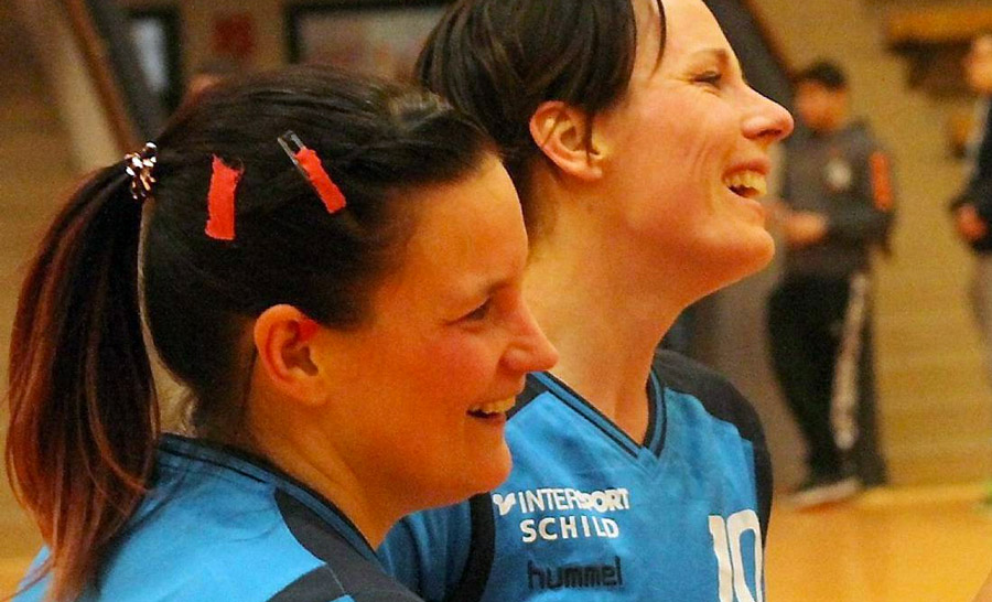 Macht es noch einmal: Nach dem letzten Heimspiel gegen Wesertal gab es lachende Gesichter bei der FSG - hier die von Johanna Drewer (links) und Anette Lusky. Foto: Walger© Walger/HNA Die Landesliga-Handballerinnen der FSG Waldhessen haben ihre letzten drei Spiele deutlich verloren. In Vellmar und gegen Wollrode lagen sie am Ende mit acht Treffern hinten, am vergangenen Sonntag in Hoof mit sieben. Macht es noch einmal: Nach dem letzten Heimspiel gegen Wesertal gab es lachende Gesichter bei der FSG - hier die von Johanna Drewer (links) und Anette Lusky. Foto: Walger© Walger/HNA Die Landesliga-Handballerinnen der FSG Waldhessen haben ihre letzten drei Spiele deutlich verloren. In Vellmar und gegen Wollrode lagen sie am Ende mit acht Treffern hinten, am vergangenen Sonntag in Hoof mit sieben.
