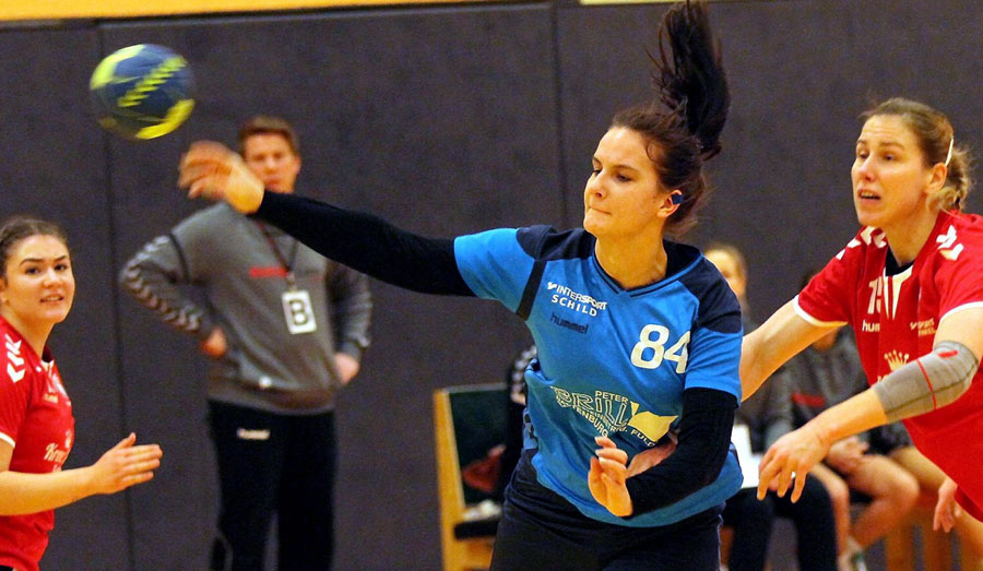 Sie bewies Durchhaltevermögen: Im ersten Abschnitt scheiterte Stefanie Krestel häufig an Körles Torfrau. Doch sie versuchte es beharrlich weiter. Und erzielte nach der Pause ein wichtiges Tor nach dem a nderen. Foto: Walger© Walger/HNA Sie bewies Durchhaltevermögen: Im ersten Abschnitt scheiterte Stefanie Krestel häufig an Körles Torfrau. Doch sie versuchte es beharrlich weiter. Und erzielte nach der Pause ein wichtiges Tor nach dem a nderen. Foto: Walger© Walger/HNA