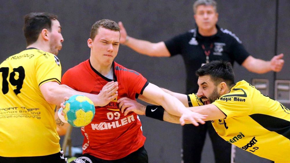 Es war ein verbissener Kampf: Nicolas Reuchsel, den hier die Rotenburger Christian Eimer (links) und Petar Cutura zu stoppen versuchen, erzielte sechs Feldtore für seine knapp unterlegene HSG Werra WHO. © Friedhelm Eyert Es war ein verbissener Kampf: Nicolas Reuchsel, den hier die Rotenburger Christian Eimer (links) und Petar Cutura zu stoppen versuchen, erzielte sechs Feldtore für seine knapp unterlegene HSG Werra WHO. © Friedhelm Eyert