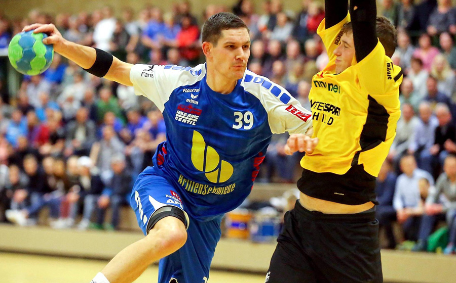 Er ließ sich nicht aufhalten: Andreas Krause, der hier abzieht, erzielte zehn Tore für seinen TV Hersfeld. Rotenburgs Maurice Reyer (rechts) kann ihn in dieser Szene nicht am Wurf hindern. Foto: Eyert© Friedhelm Eyert Er ließ sich nicht aufhalten: Andreas Krause, der hier abzieht, erzielte zehn Tore für seinen TV Hersfeld. Rotenburgs Maurice Reyer (rechts) kann ihn in dieser Szene nicht am Wurf hindern. Foto: Eyert© Friedhelm Eyert