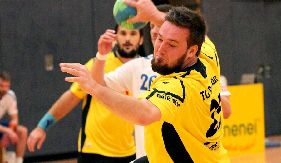 Am gegnerischen Kreis in seinem Element: TG Rotenburgs Jan-Oliver Holl, der sich in jüngster Zeit immer wieder über gute Anspiele aus dem Rückraum freuen konnte. © Thomas Walger Am gegnerischen Kreis in seinem Element: TG Rotenburgs Jan-Oliver Holl, der sich in jüngster Zeit immer wieder über gute Anspiele aus dem Rückraum freuen konnte. © Thomas Walger