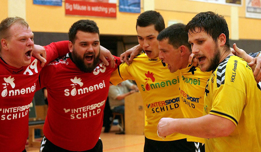 Auf sie mit Gebrüll: Die Torhüter Alexander Dick und Drazen Cica, Nils Gerlich, Marcus Einhorn und Boze Balic (von links) würden auch morgen am frühen Abend gerne wieder ein Freudentänzchen aufs Parkett ihrer Großsporthalle legen. © Walger/HNA Auf sie mit Gebrüll: Die Torhüter Alexander Dick und Drazen Cica, Nils Gerlich, Marcus Einhorn und Boze Balic (von links) würden auch morgen am frühen Abend gerne wieder ein Freudentänzchen aufs Parkett ihrer Großsporthalle legen. © Walger/HNA