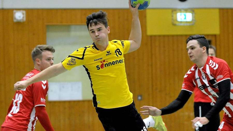 Rotenburgs Luca Schumann im Anflug: Dem TGR-Youngster gelangen gegen die MSG Körle-Guxhagen vier Treffer. Hier haben Tim Ploch (links) und Janik Lanatowitz (rechts) das Nachsehen. Foto: Bernd Hahn Rotenburgs Luca Schumann im Anflug: Dem TGR-Youngster gelangen gegen die MSG Körle-Guxhagen vier Treffer. Hier haben Tim Ploch (links) und Janik Lanatowitz (rechts) das Nachsehen. Foto: Bernd Hahn