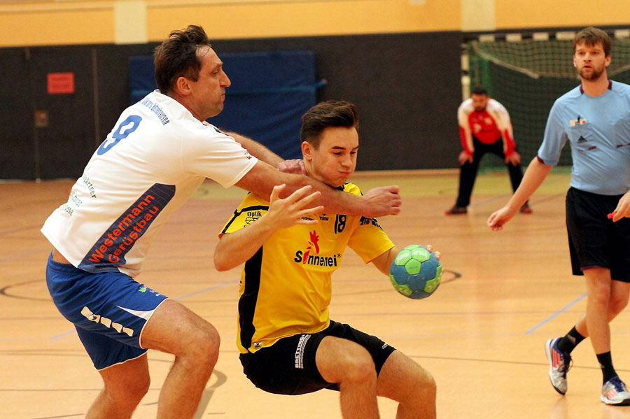 Bekam ein Sonderlob vom Trainer: Luca Schuhmann (Mitte), hier bedrängt in der Partie seiner Rotenburger gegen Bettenhausen.© Thomas Walger Bekam ein Sonderlob vom Trainer: Luca Schuhmann (Mitte), hier bedrängt in der Partie seiner Rotenburger gegen Bettenhausen.© Thomas Walger