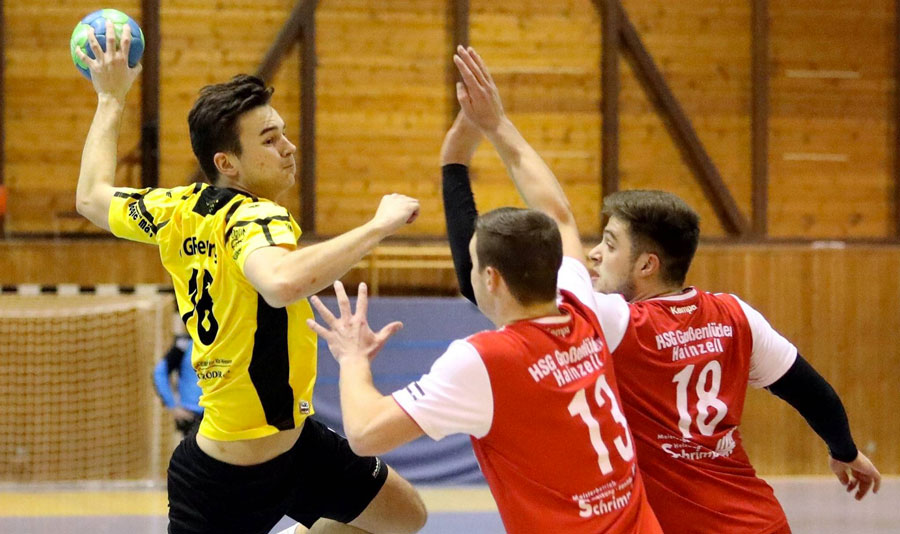 In der starken ersten Halbzeit der TGR ragte er noch heraus: Luca Schuhmann war im Rückraum ein ständiger Gefahrenherd für die Abwehr der HSG Großenlüder/Hainzell. Hier kommen Dominik Malolepszy und Michael Blinzler (von links) zu spät. Foto: Görlich In der starken ersten Halbzeit der TGR ragte er noch heraus: Luca Schuhmann war im Rückraum ein ständiger Gefahrenherd für die Abwehr der HSG Großenlüder/Hainzell. Hier kommen Dominik Malolepszy und Michael Blinzler (von links) zu spät. Foto: Görlich