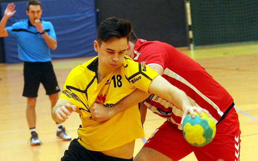 Der Schiedsrichter hat Zeitspiel angezeigt: Rotenburgs Halbrechter Luca Schuhmann versucht sich zum Körler Tor durchzuwühlen, um schnell zum Abschluss zu kommen. Foto: thomas walger© Walger/HNA Der Schiedsrichter hat Zeitspiel angezeigt: Rotenburgs Halbrechter Luca Schuhmann versucht sich zum Körler Tor durchzuwühlen, um schnell zum Abschluss zu kommen. Foto: thomas walger© Walger/HNA