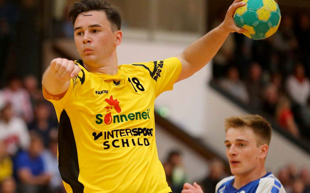 Das Tor des TV Hersfeld im Visier: Rotenburgs Luca Schuhmann ist Hersfelds Rückraum-Ass Lasse Reinhardt in dieser Szene enteilt und nimmt Maß. Zwei Treffer gelangen ihm im Derby. © Friedhelm Eyert Das Tor des TV Hersfeld im Visier: Rotenburgs Luca Schuhmann ist Hersfelds Rückraum-Ass Lasse Reinhardt in dieser Szene enteilt und nimmt Maß. Zwei Treffer gelangen ihm im Derby. © Friedhelm Eyert