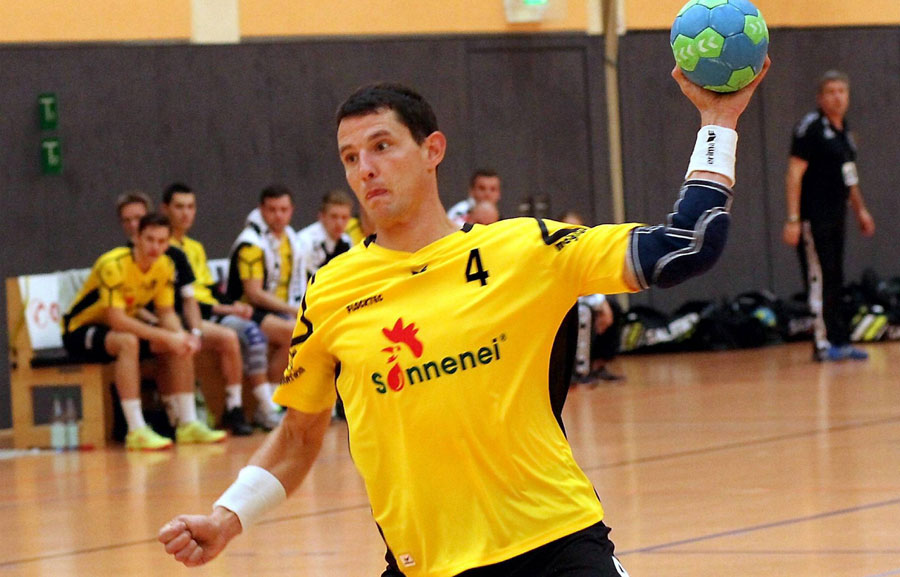 Genau Maß nehmen: Rotenburgs Rechtsaußen Marcus Einhorn weiß, wie das geht. Gegen Hünfelds formstarken Torwart Krätzig werden präzise Würfe gefragt sein. © Thomas Walger Genau Maß nehmen: Rotenburgs Rechtsaußen Marcus Einhorn weiß, wie das geht. Gegen Hünfelds formstarken Torwart Krätzig werden präzise Würfe gefragt sein. © Thomas Walger